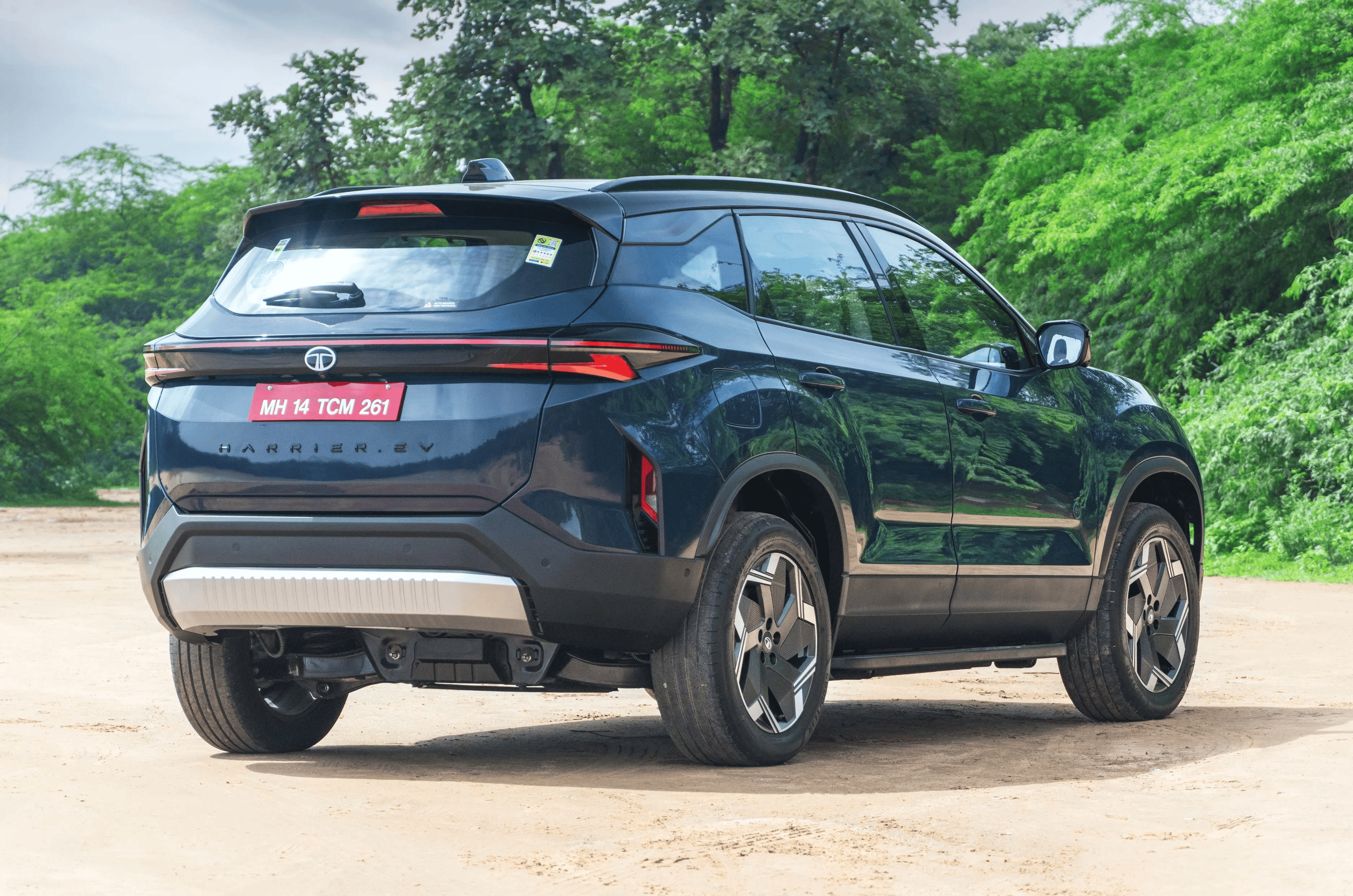 The Tata Harrier EV is offering discounts of up to Rs 2.75 lakh this September 2026.