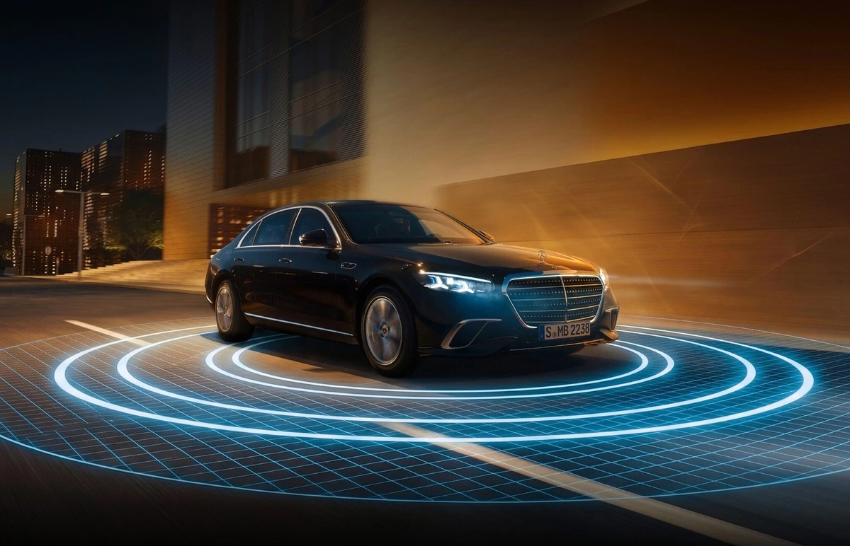 Mercedes-Benz is pushing forward the digitalization of transport infrastructure by utilizing vehicle data.